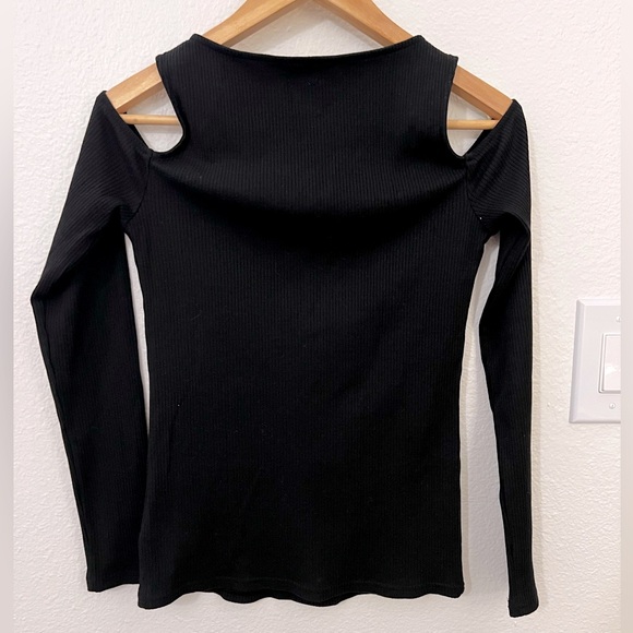 Gap Rib Cutout Top - Picture 2 of 4